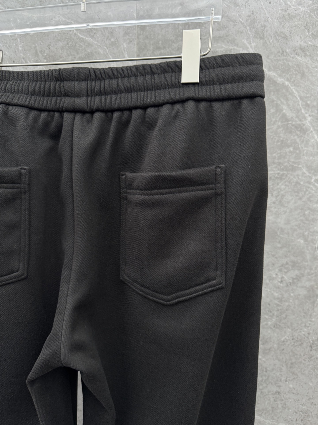 普家🌈🌈新款加绒休闲裤，采用480克超柔呢子料，复合奥粒绒，带子logo设计，面料富有肉感。舒适保暖轻肤