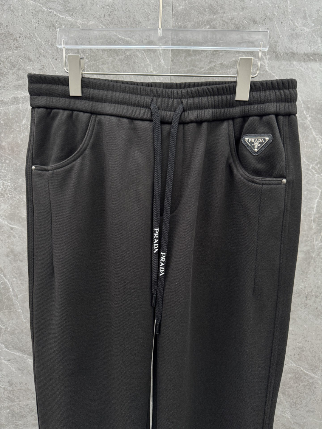 普家🌈🌈新款加绒休闲裤，采用480克超柔呢子料，复合奥粒绒，带子logo设计，面料富有肉感。舒适保暖轻肤