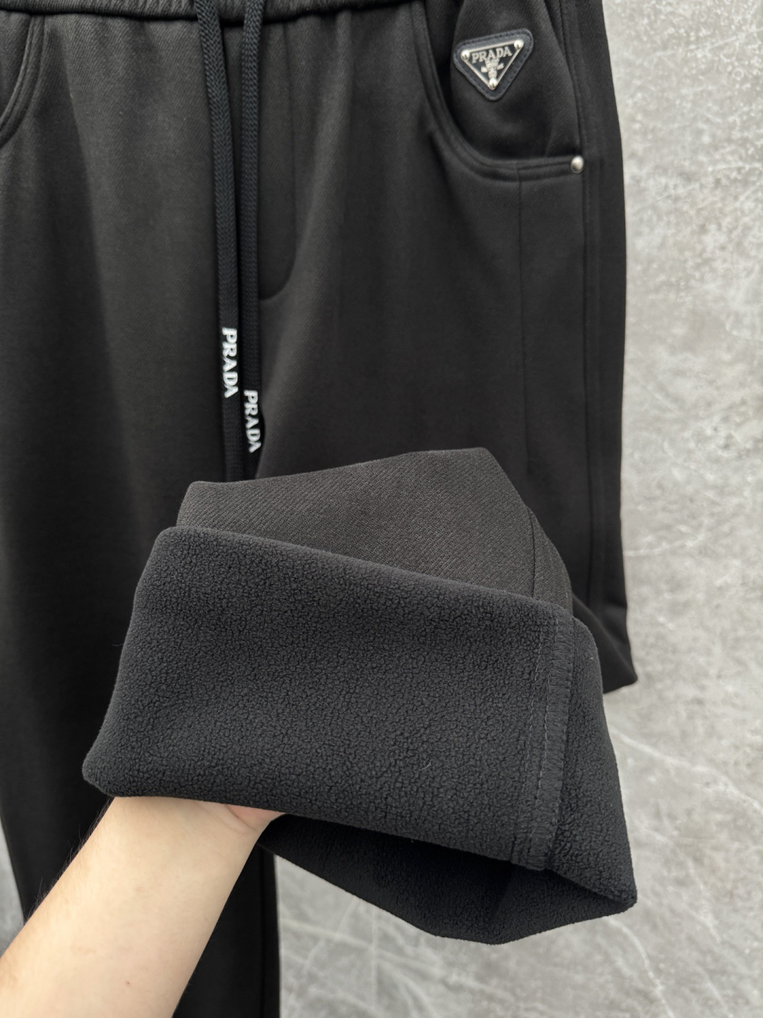 普家🌈🌈新款加绒休闲裤，采用480克超柔呢子料，复合奥粒绒，带子logo设计，面料富有肉感。舒适保暖轻肤