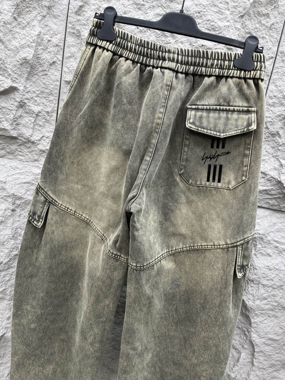 Y.3 🔥🔥冬季新款加绒休闲裤，采用优质斜纹棉布面料，整体水洗超级好看炫酷！两侧口袋设计搭配品牌标识，设