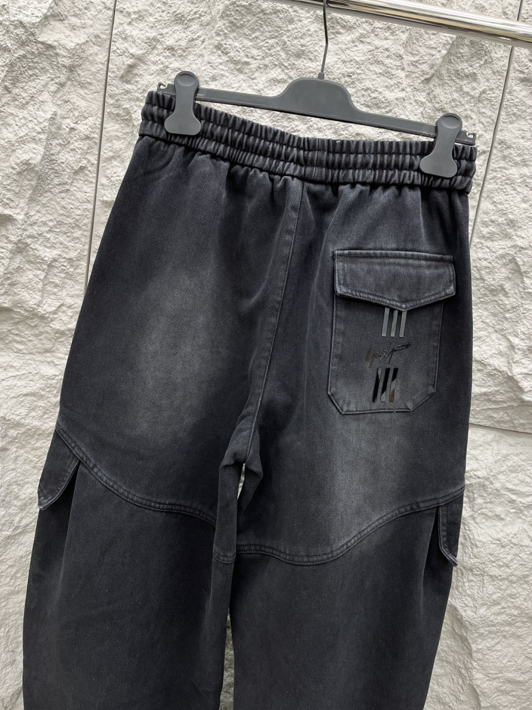 Y.3 🔥🔥冬季新款加绒休闲裤，采用优质斜纹棉布面料，整体水洗超级好看炫酷！两侧口袋设计搭配品牌标识，设