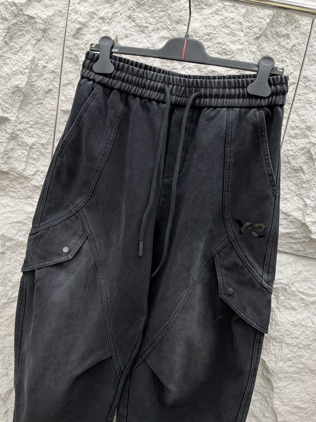 Y.3 🔥🔥冬季新款加绒休闲裤，采用优质斜纹棉布面料，整体水洗超级好看炫酷！两侧口袋设计搭配品牌标识，设