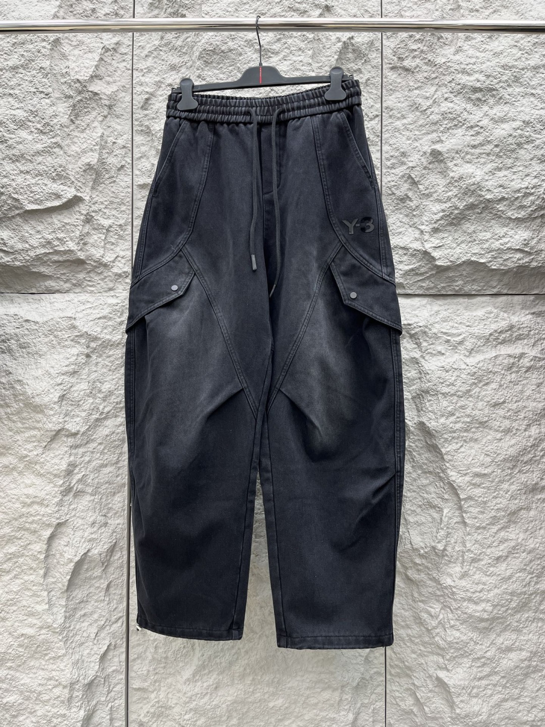 Y.3 🔥🔥冬季新款加绒休闲裤，采用优质斜纹棉布面料，整体水洗超级好看炫酷！两侧口袋设计搭配品牌标识，设