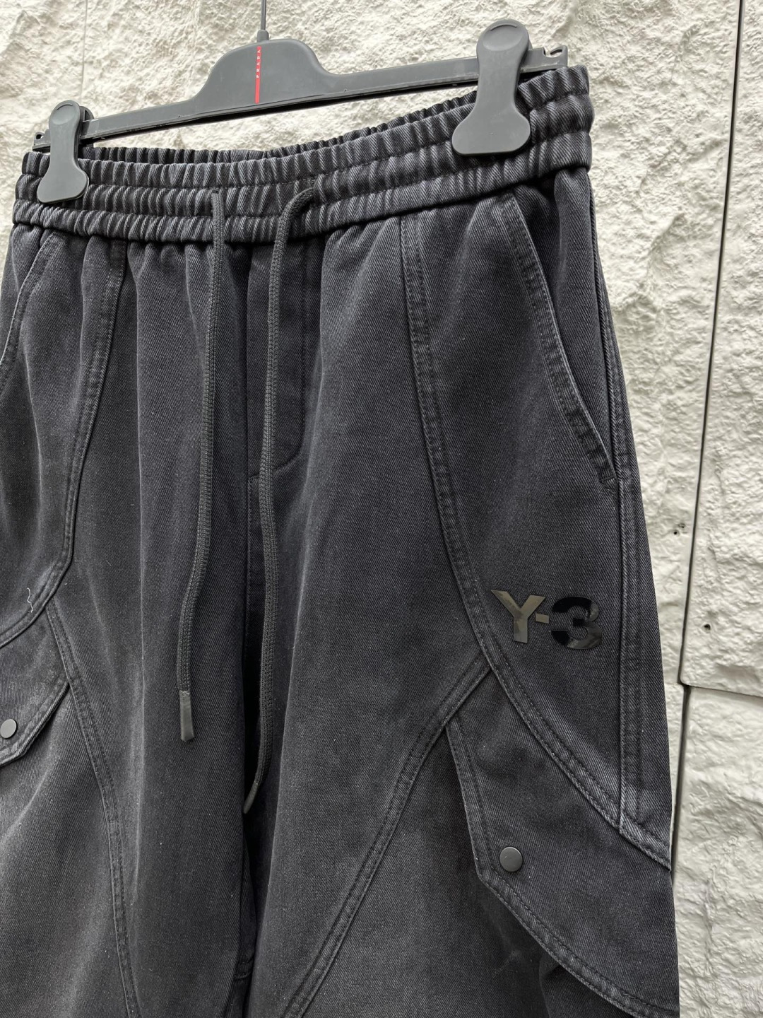 Y.3 🔥🔥冬季新款加绒休闲裤，采用优质斜纹棉布面料，整体水洗超级好看炫酷！两侧口袋设计搭配品牌标识，设