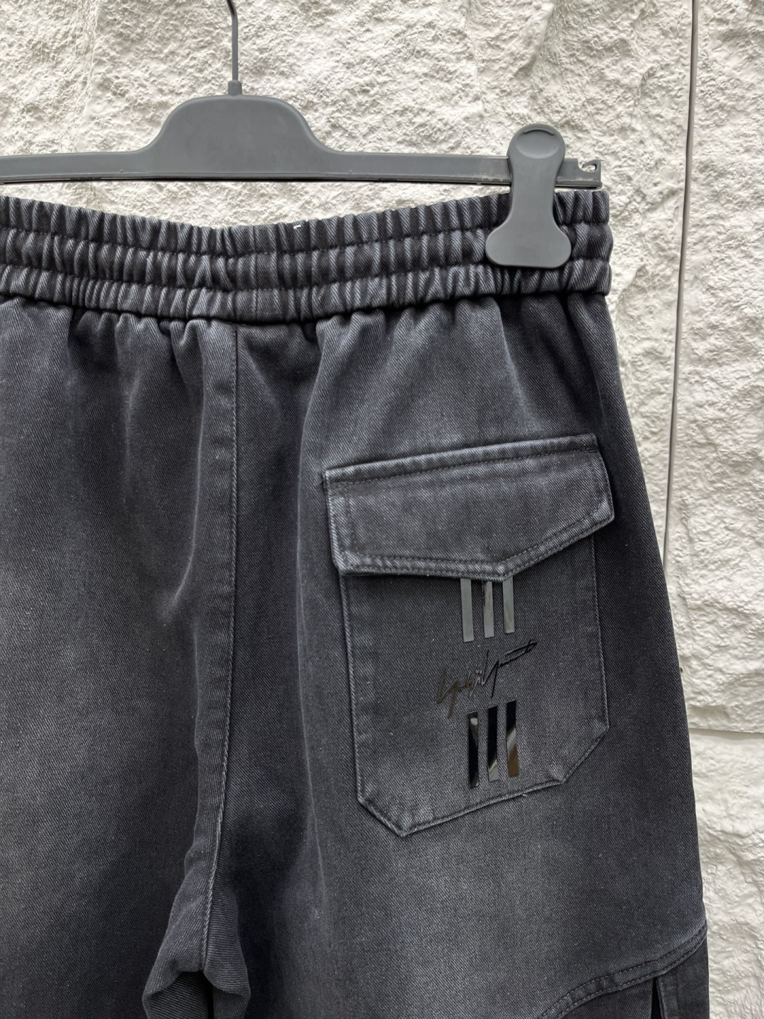 Y.3 🔥🔥冬季新款加绒休闲裤，采用优质斜纹棉布面料，整体水洗超级好看炫酷！两侧口袋设计搭配品牌标识，设
