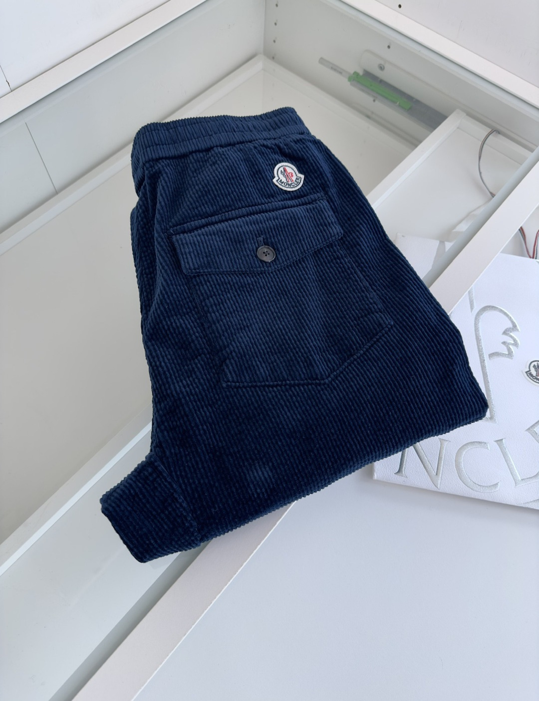 MON**ER蒙*口 2025秋冬 全品相订单 松紧腰收脚男士灯芯绒休闲裤 经典的休闲运动款式 后口袋铭