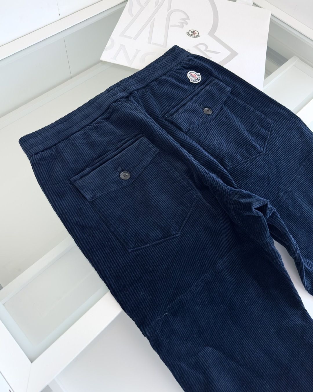 MON**ER蒙*口 2025秋冬 全品相订单 松紧腰收脚男士灯芯绒休闲裤 经典的休闲运动款式 后口袋铭