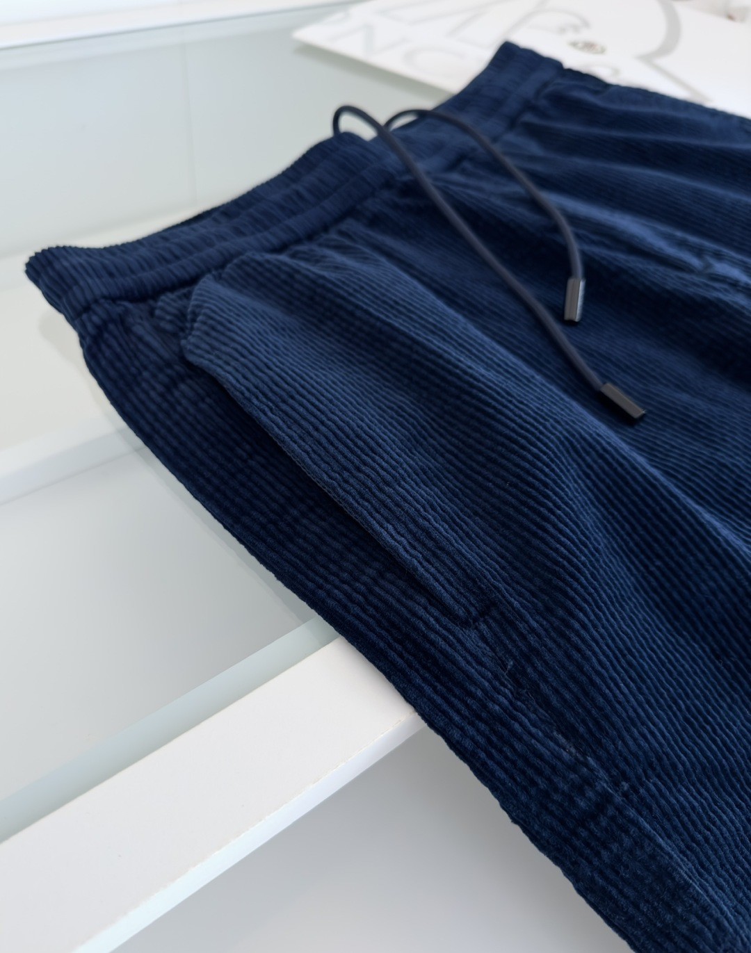 MON**ER蒙*口 2025秋冬 全品相订单 松紧腰收脚男士灯芯绒休闲裤 经典的休闲运动款式 后口袋铭