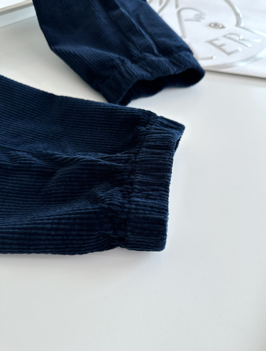 MON**ER蒙*口 2025秋冬 全品相订单 松紧腰收脚男士灯芯绒休闲裤 经典的休闲运动款式 后口袋铭