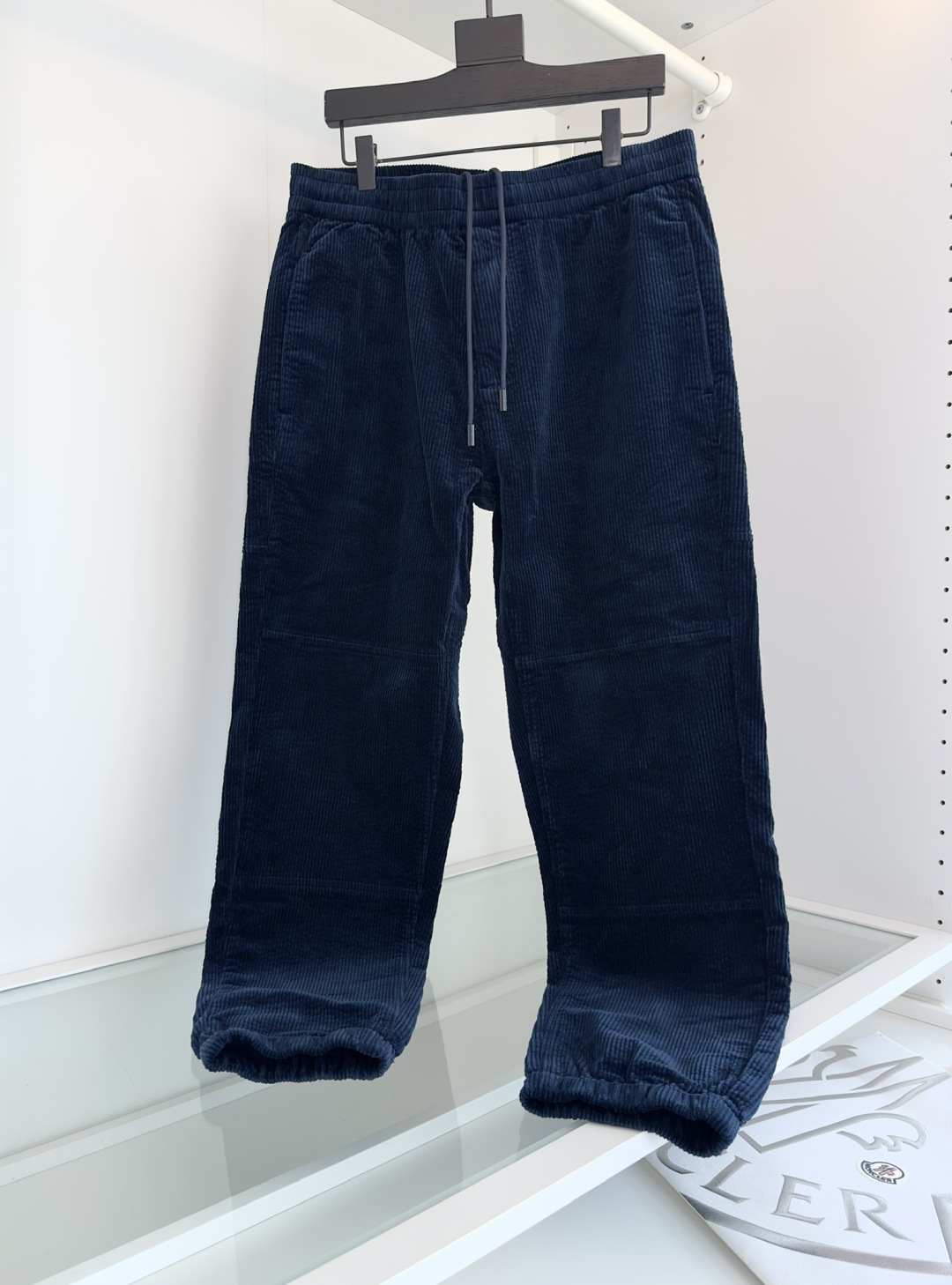 MON**ER蒙*口 2025秋冬 全品相订单 松紧腰收脚男士灯芯绒休闲裤 经典的休闲运动款式 后口袋铭