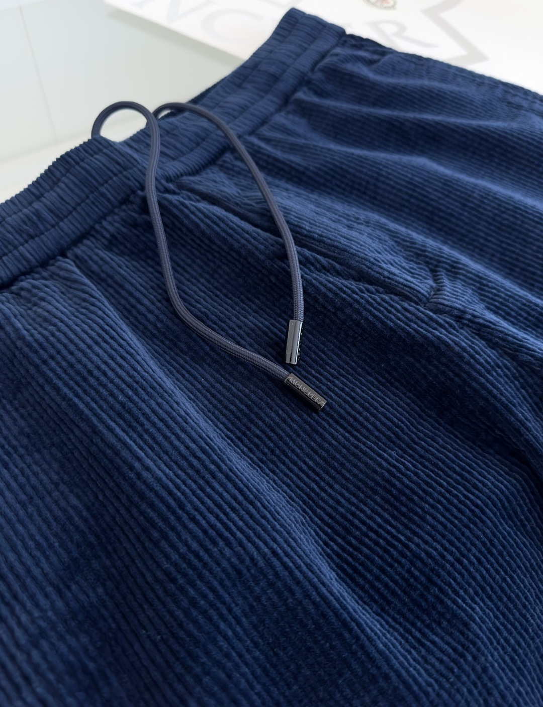 MON**ER蒙*口 2025秋冬 全品相订单 松紧腰收脚男士灯芯绒休闲裤 经典的休闲运动款式 后口袋铭