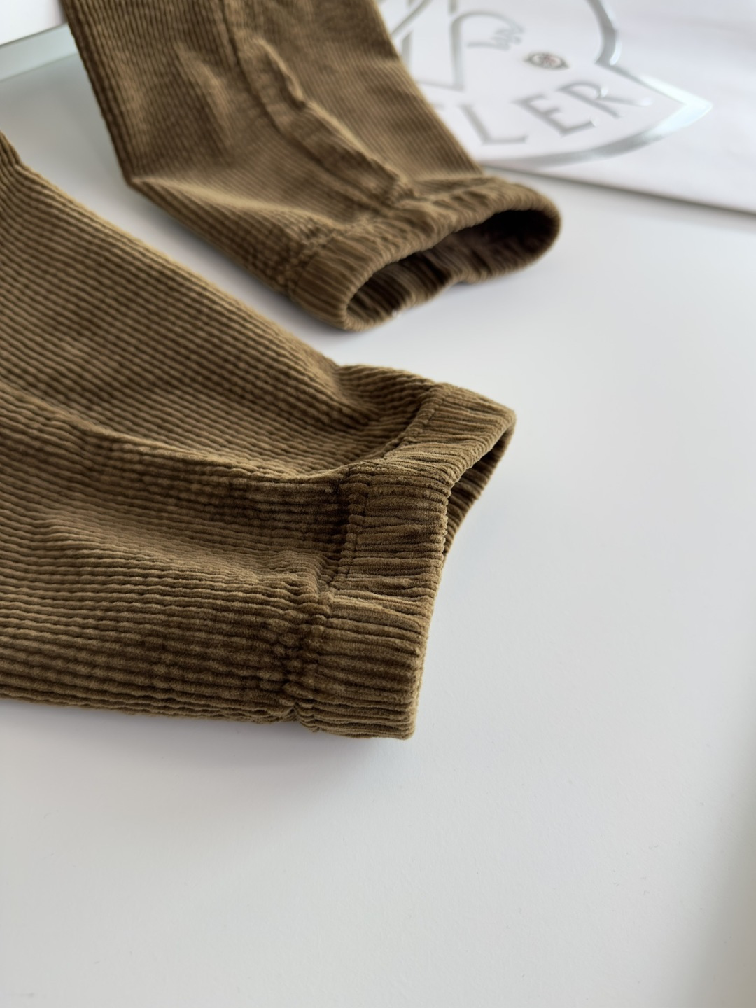 MON**ER蒙*口 2025秋冬 全品相订单 松紧腰收脚男士灯芯绒休闲裤 经典的休闲运动款式 后口袋铭