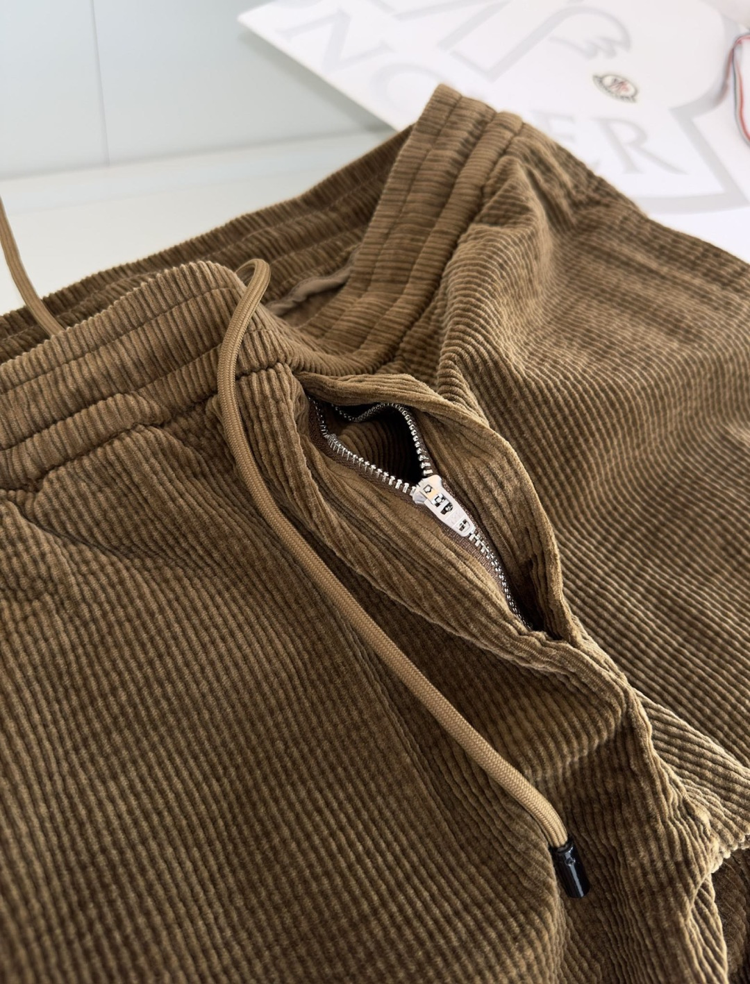 MON**ER蒙*口 2025秋冬 全品相订单 松紧腰收脚男士灯芯绒休闲裤 经典的休闲运动款式 后口袋铭