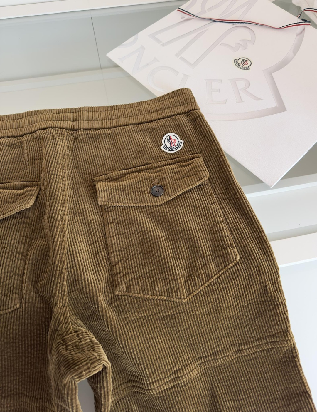 MON**ER蒙*口 2025秋冬 全品相订单 松紧腰收脚男士灯芯绒休闲裤 经典的休闲运动款式 后口袋铭
