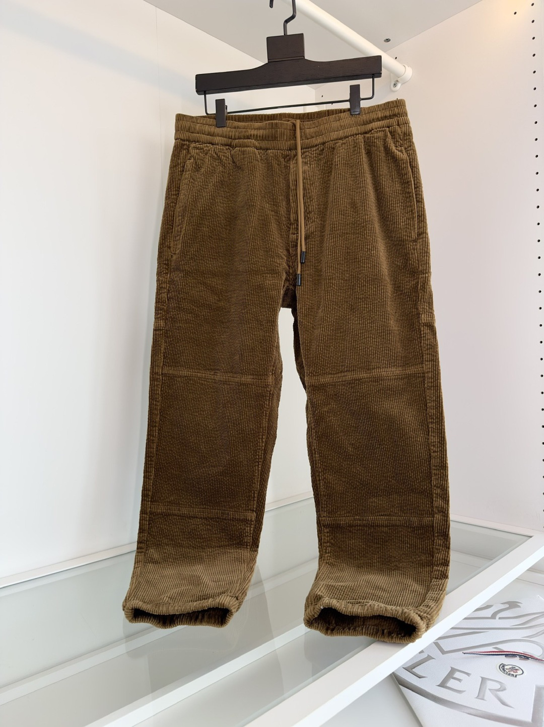 MON**ER蒙*口 2025秋冬 全品相订单 松紧腰收脚男士灯芯绒休闲裤 经典的休闲运动款式 后口袋铭