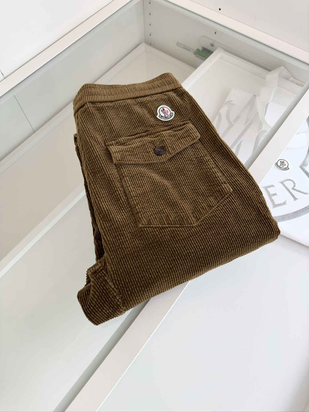 MON**ER蒙*口 2025秋冬 全品相订单 松紧腰收脚男士灯芯绒休闲裤 经典的休闲运动款式 后口袋铭