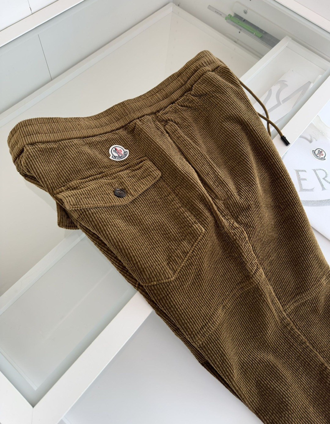 MON**ER蒙*口 2025秋冬 全品相订单 松紧腰收脚男士灯芯绒休闲裤 经典的休闲运动款式 后口袋铭