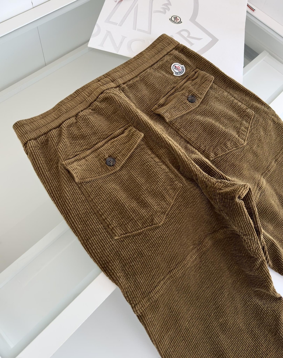 MON**ER蒙*口 2025秋冬 全品相订单 松紧腰收脚男士灯芯绒休闲裤 经典的休闲运动款式 后口袋铭