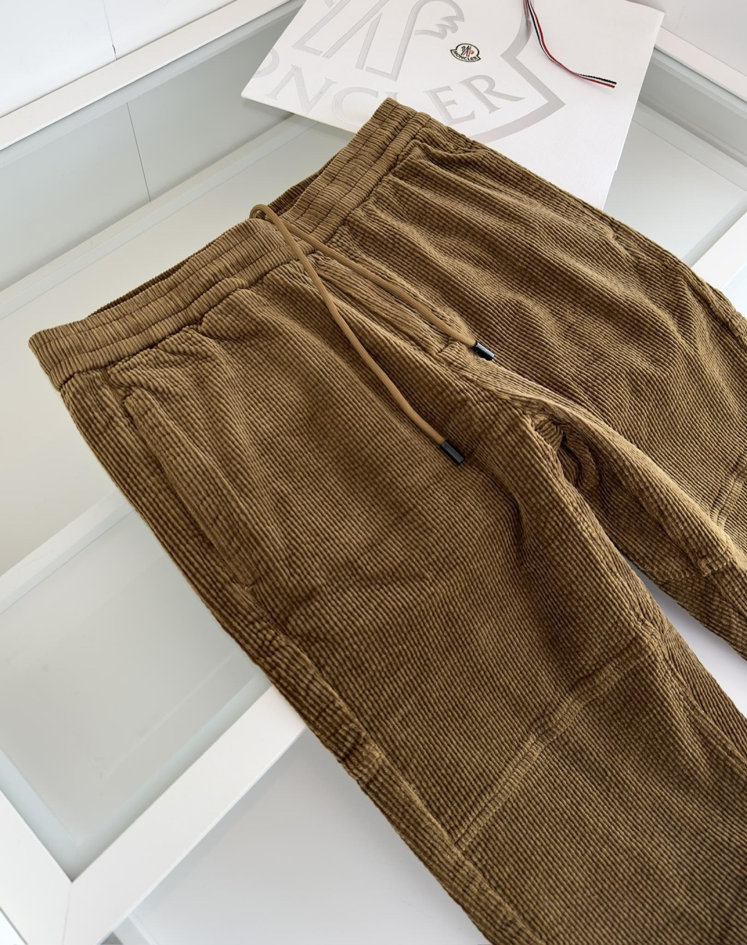 MON**ER蒙*口 2025秋冬 全品相订单 松紧腰收脚男士灯芯绒休闲裤 经典的休闲运动款式 后口袋铭