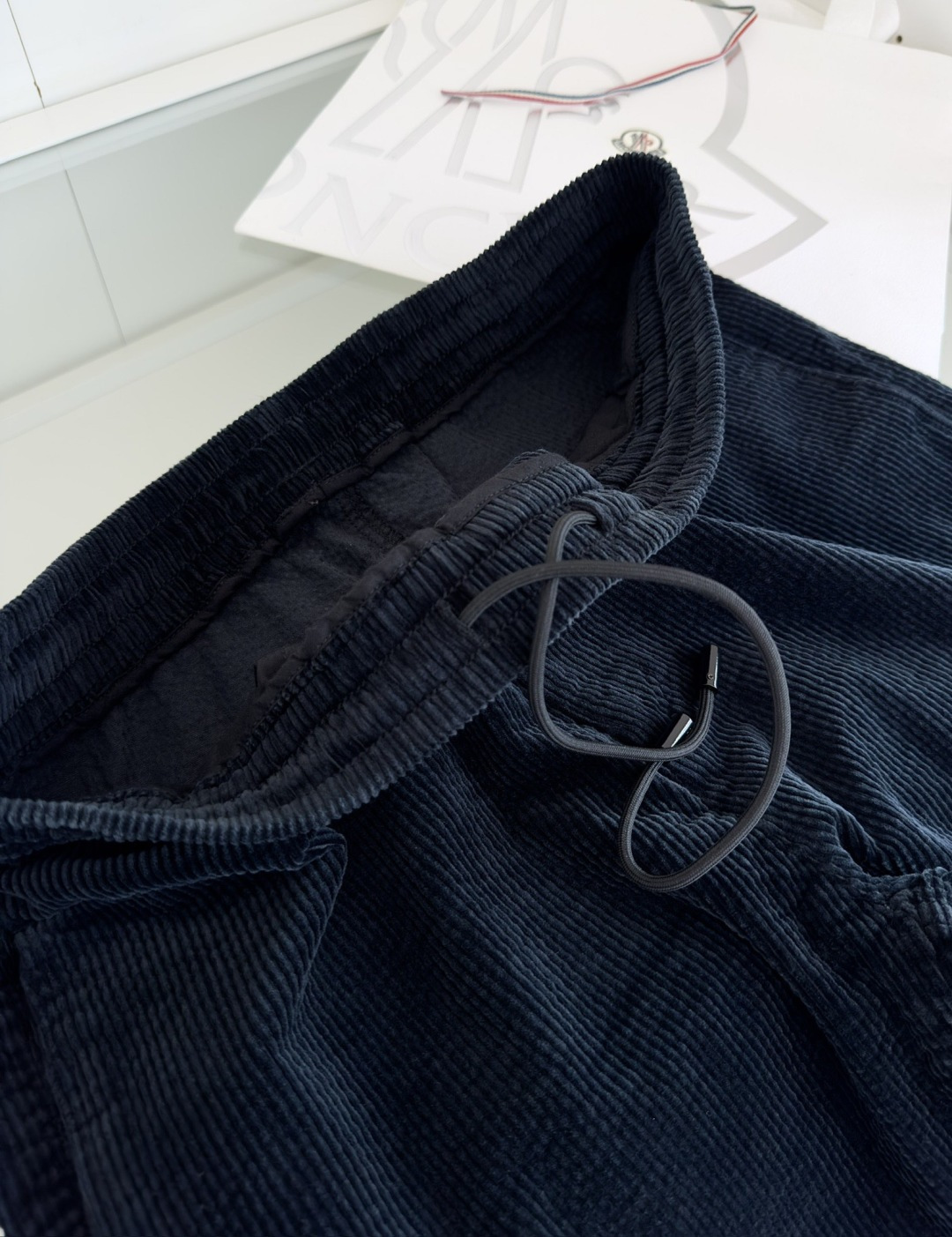 MON**ER蒙*口 2025秋冬 全品相订单 松紧腰收脚男士灯芯绒休闲裤 经典的休闲运动款式 后口袋铭