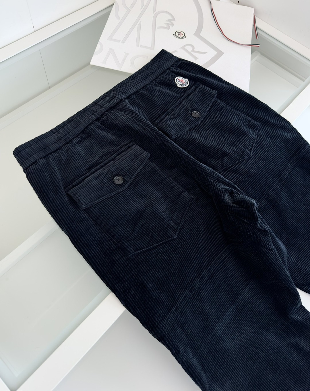 MON**ER蒙*口 2025秋冬 全品相订单 松紧腰收脚男士灯芯绒休闲裤 经典的休闲运动款式 后口袋铭