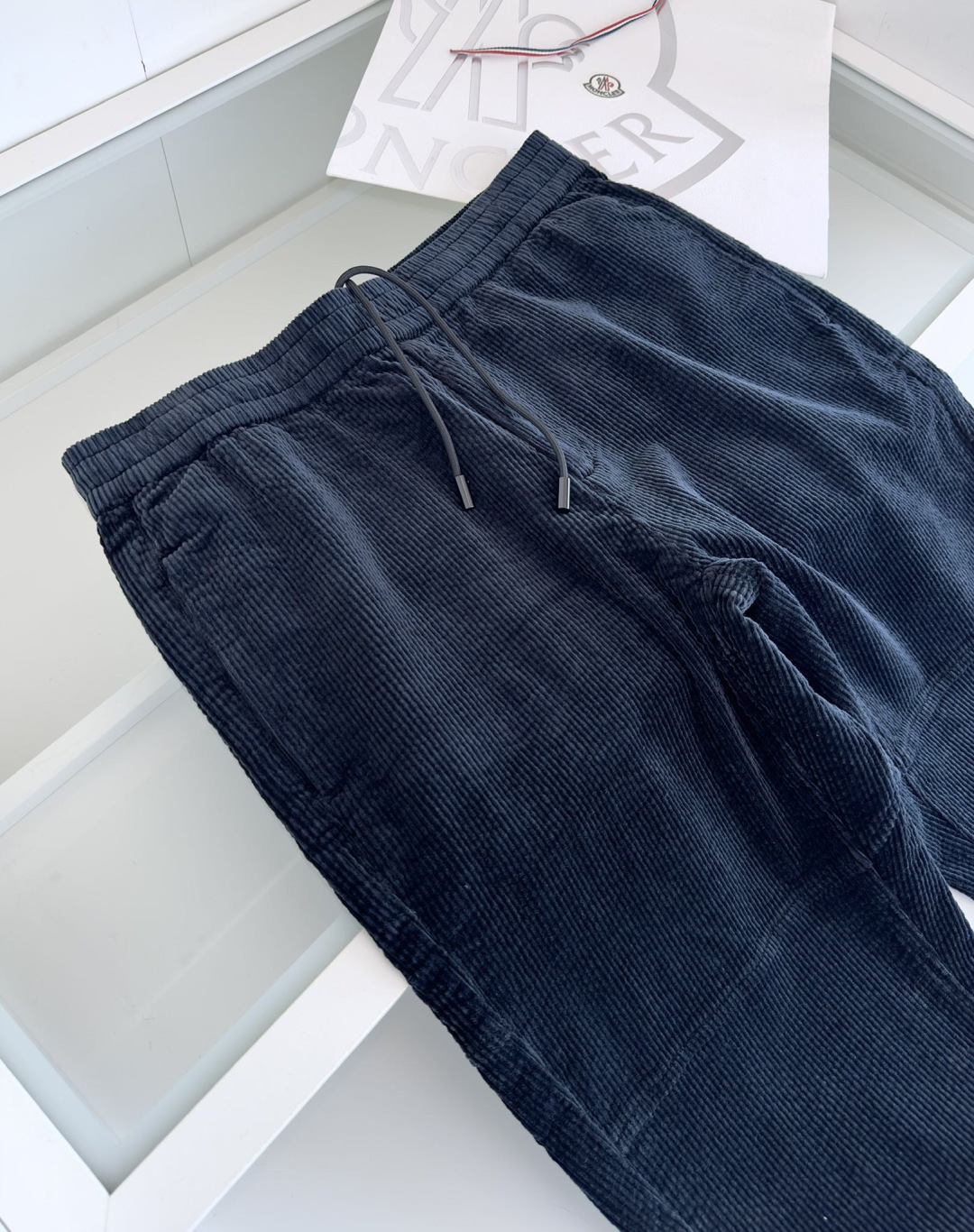 MON**ER蒙*口 2025秋冬 全品相订单 松紧腰收脚男士灯芯绒休闲裤 经典的休闲运动款式 后口袋铭