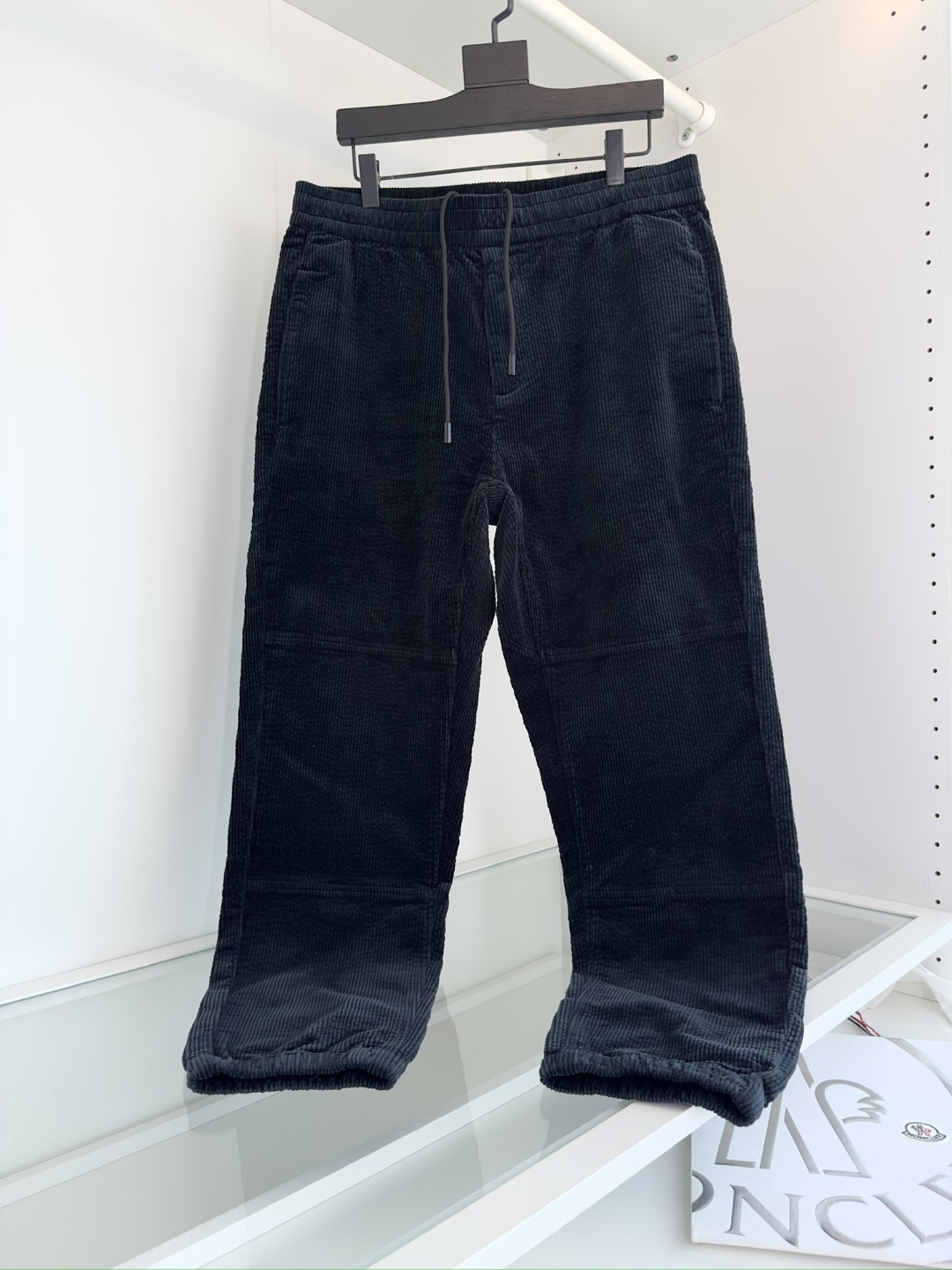 MON**ER蒙*口 2025秋冬 全品相订单 松紧腰收脚男士灯芯绒休闲裤 经典的休闲运动款式 后口袋铭