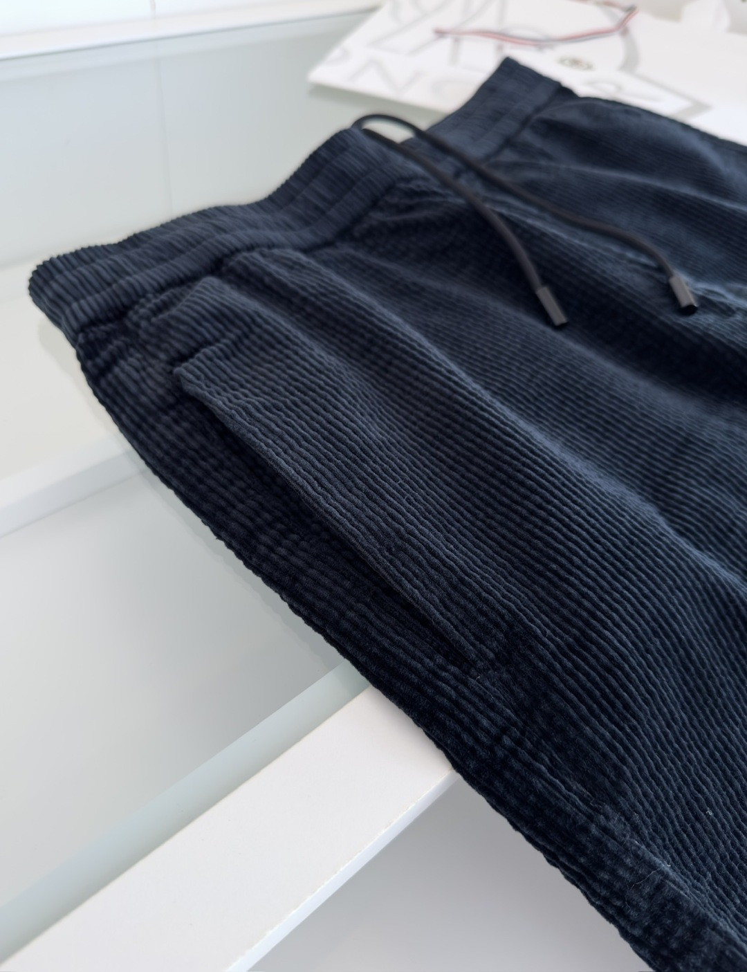 MON**ER蒙*口 2025秋冬 全品相订单 松紧腰收脚男士灯芯绒休闲裤 经典的休闲运动款式 后口袋铭