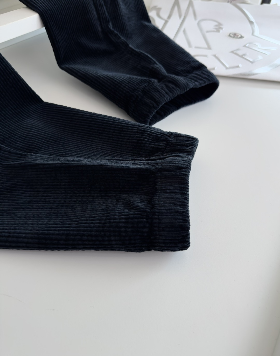 MON**ER蒙*口 2025秋冬 全品相订单 松紧腰收脚男士灯芯绒休闲裤 经典的休闲运动款式 后口袋铭