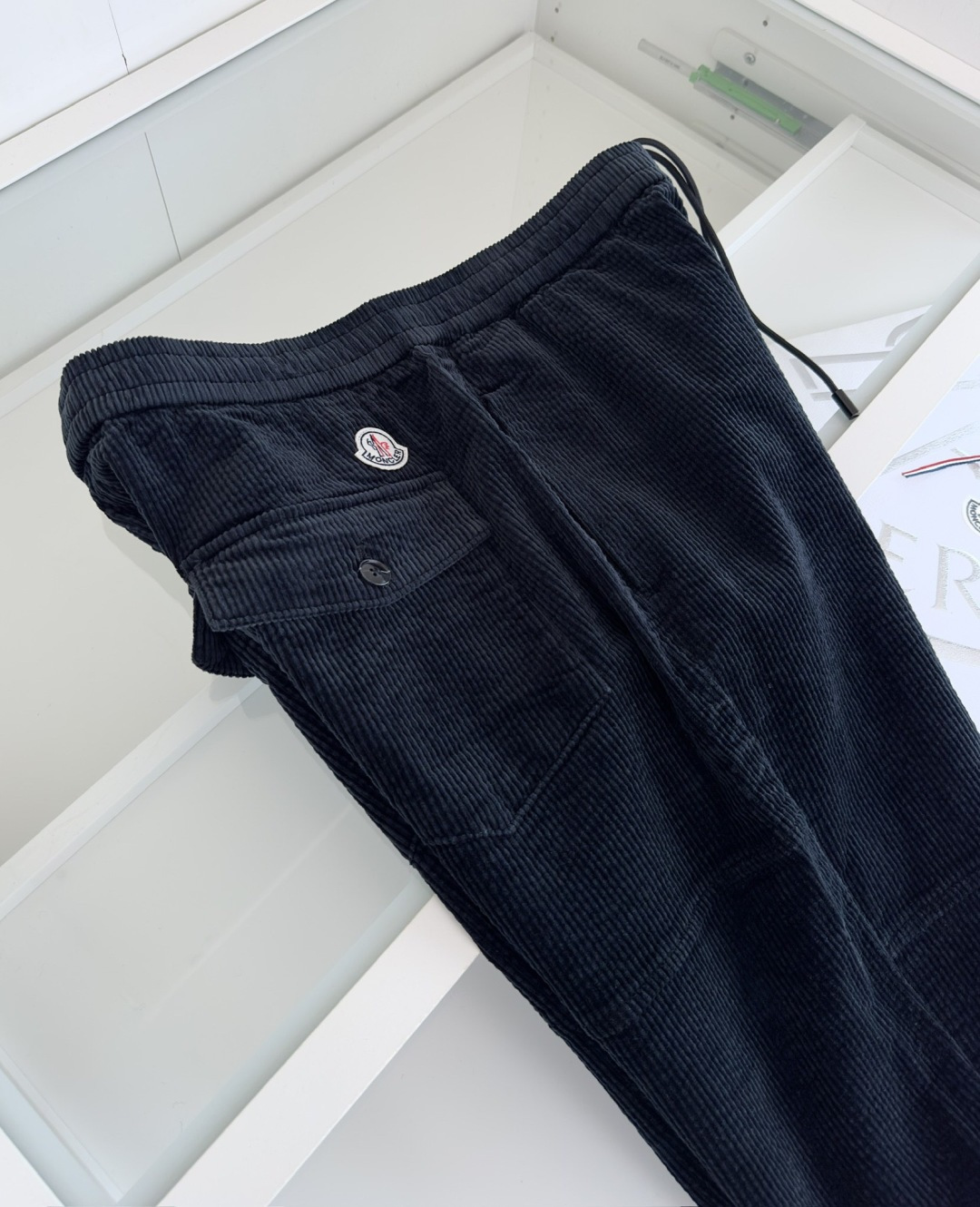 MON**ER蒙*口 2025秋冬 全品相订单 松紧腰收脚男士灯芯绒休闲裤 经典的休闲运动款式 后口袋铭