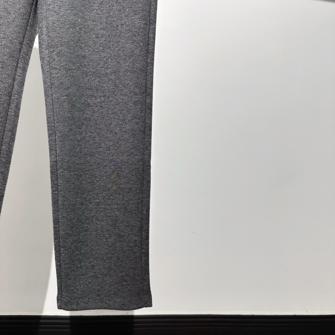 推荐一款很好卖的单品！！ʟᴘ系列羊毛混纺针织长裤经典的直筒版型，以中灰色调贯穿始终，呈现出一种沉稳、内敛