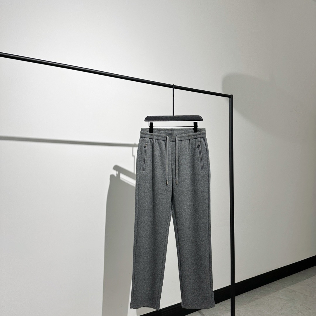 推荐一款很好卖的单品！！ʟᴘ系列羊毛混纺针织长裤经典的直筒版型，以中灰色调贯穿始终，呈现出一种沉稳、内敛