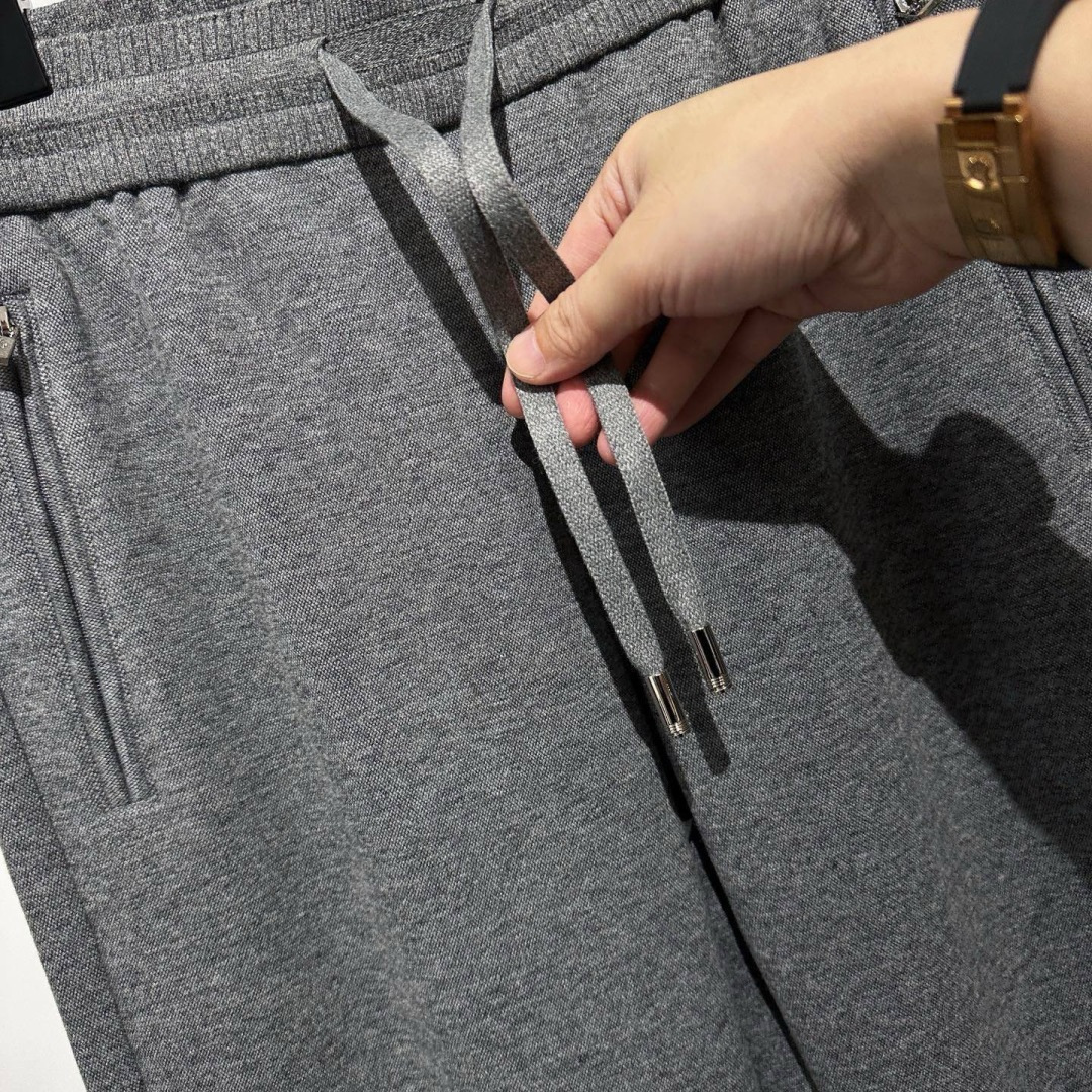 推荐一款很好卖的单品！！ʟᴘ系列羊毛混纺针织长裤经典的直筒版型，以中灰色调贯穿始终，呈现出一种沉稳、内敛