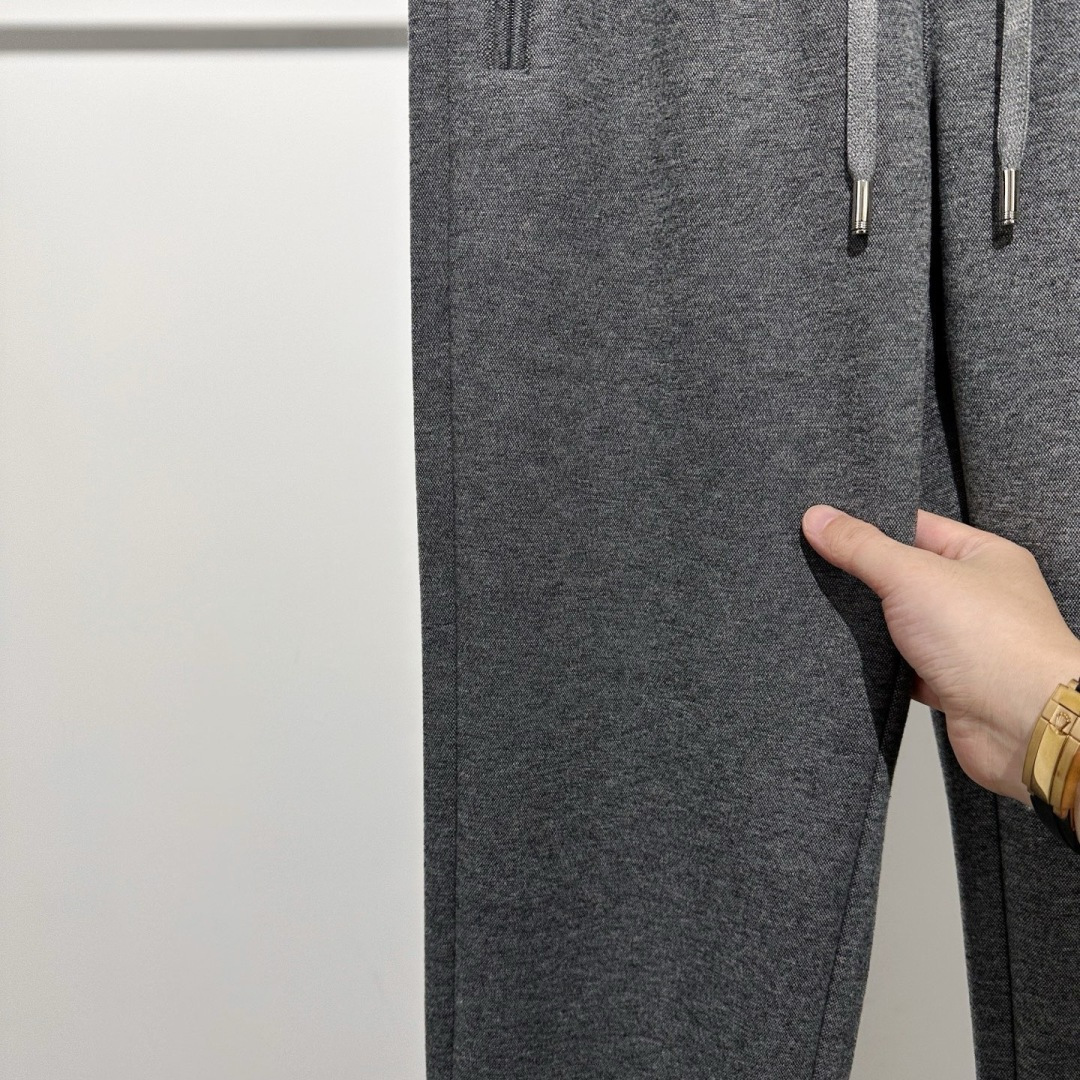 推荐一款很好卖的单品！！ʟᴘ系列羊毛混纺针织长裤经典的直筒版型，以中灰色调贯穿始终，呈现出一种沉稳、内敛