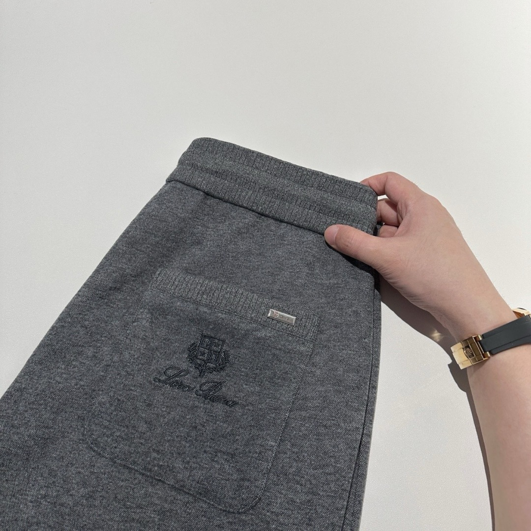 推荐一款很好卖的单品！！ʟᴘ系列羊毛混纺针织长裤经典的直筒版型，以中灰色调贯穿始终，呈现出一种沉稳、内敛