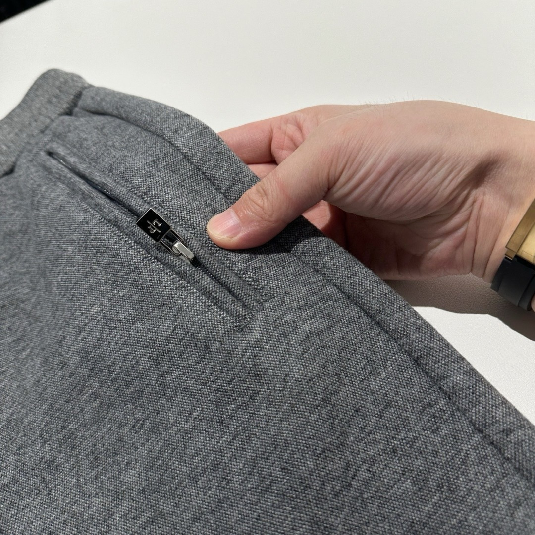 推荐一款很好卖的单品！！ʟᴘ系列羊毛混纺针织长裤经典的直筒版型，以中灰色调贯穿始终，呈现出一种沉稳、内敛