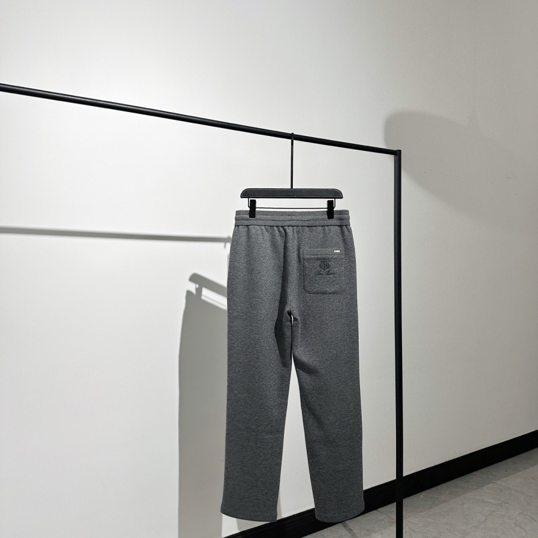推荐一款很好卖的单品！！ʟᴘ系列羊毛混纺针织长裤经典的直筒版型，以中灰色调贯穿始终，呈现出一种沉稳、内敛