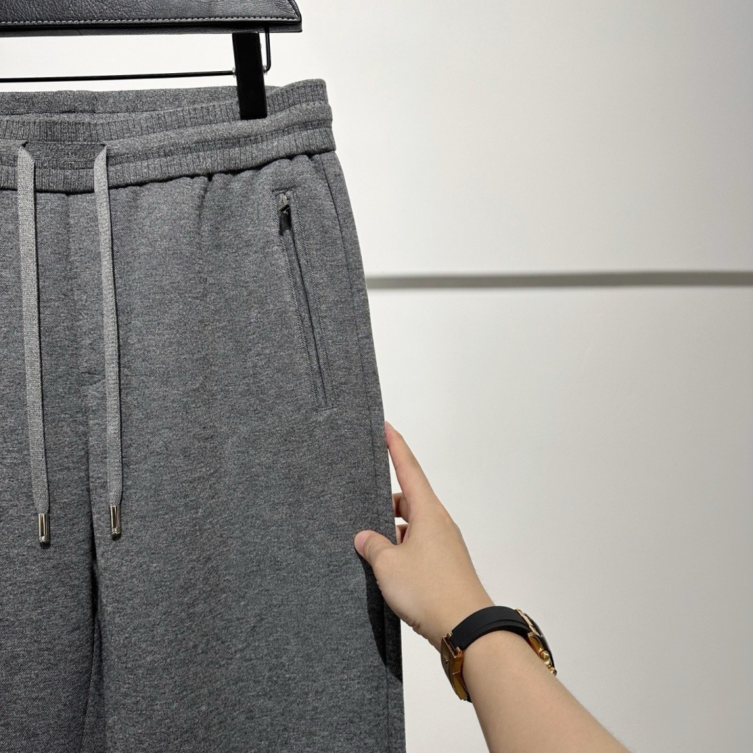 推荐一款很好卖的单品！！ʟᴘ系列羊毛混纺针织长裤经典的直筒版型，以中灰色调贯穿始终，呈现出一种沉稳、内敛