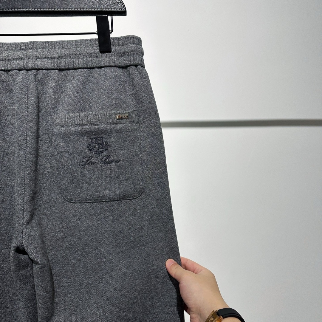 推荐一款很好卖的单品！！ʟᴘ系列羊毛混纺针织长裤经典的直筒版型，以中灰色调贯穿始终，呈现出一种沉稳、内敛