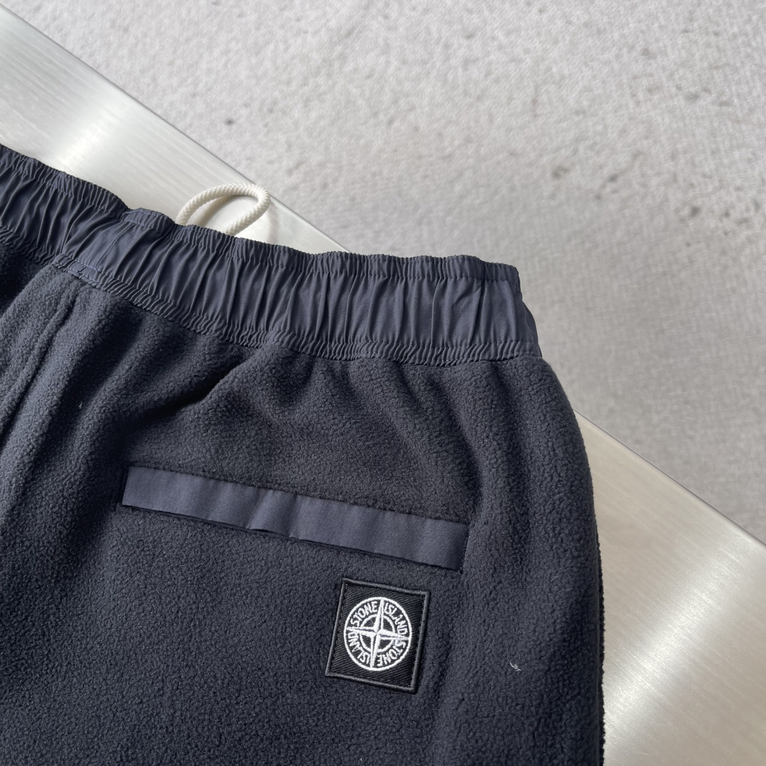 Stone Island 2025秋冬系列休闲卫裤尺码：M-3XL 直筒版型工艺：新量化摇粒绒侧边做刺绣