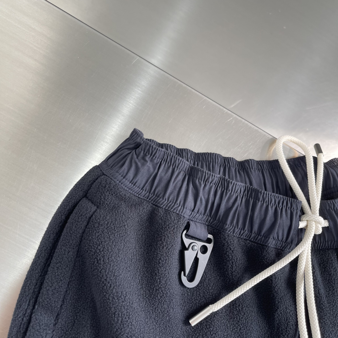 Stone Island 2025秋冬系列休闲卫裤尺码：M-3XL 直筒版型工艺：新量化摇粒绒侧边做刺绣