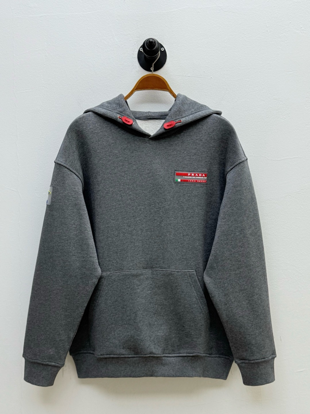 普*达Pr**a 2025早秋！ 经典款微阔型套头连帽卫衣 肩标结合经典红标点缀设计 连帽款式 ，不管版