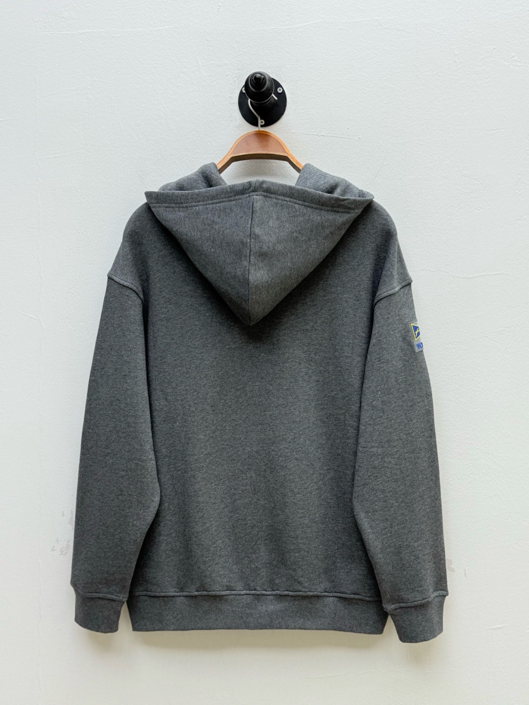 普*达Pr**a 2025早秋！ 经典款微阔型套头连帽卫衣 肩标结合经典红标点缀设计 连帽款式 ，不管版