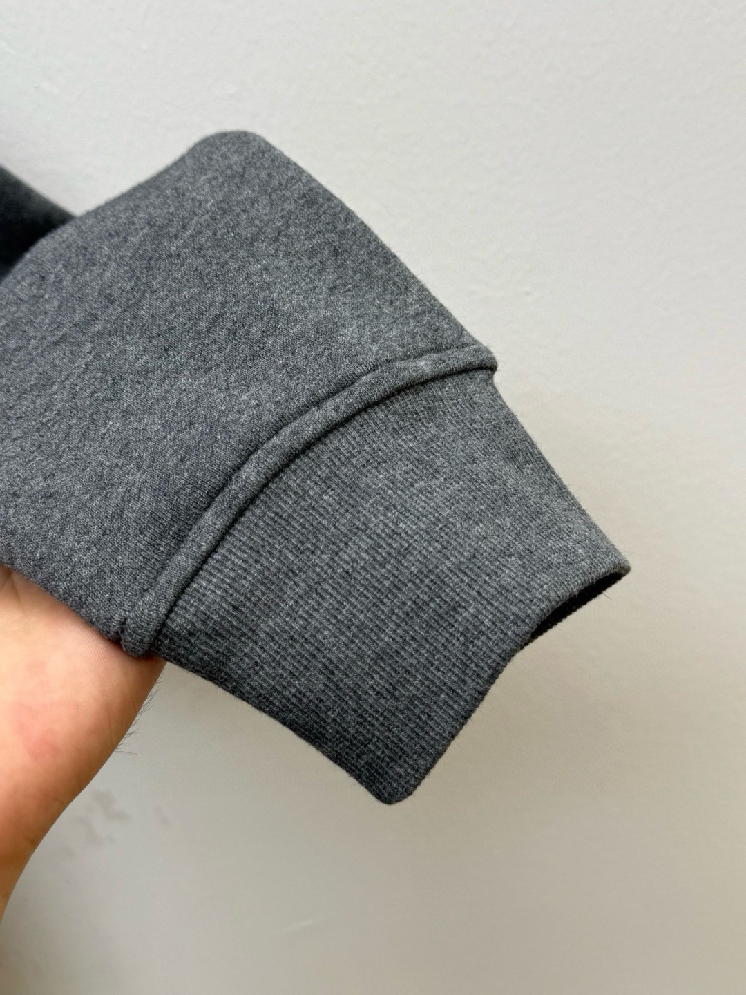 普*达Pr**a 2025早秋！ 经典款微阔型套头连帽卫衣 肩标结合经典红标点缀设计 连帽款式 ，不管版