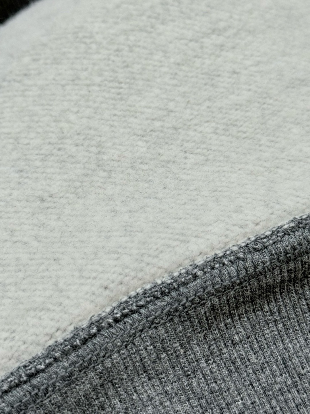 普*达Pr**a 2025早秋！ 经典款微阔型套头连帽卫衣 肩标结合经典红标点缀设计 连帽款式 ，不管版