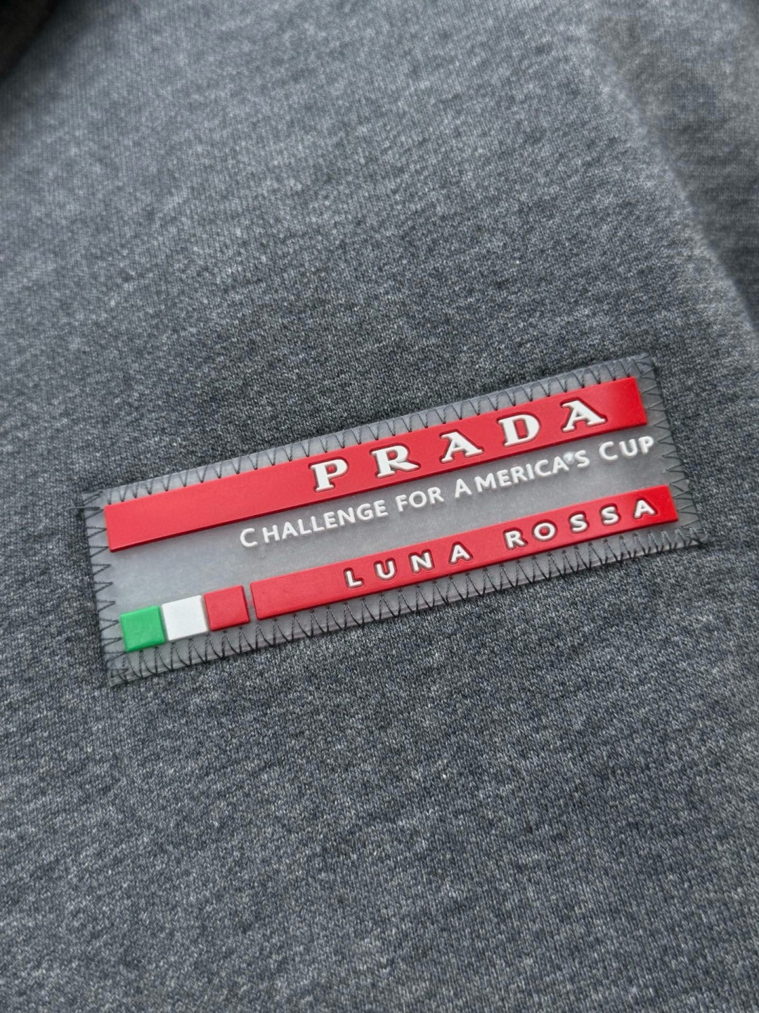 普*达Pr**a 2025早秋！ 经典款微阔型套头连帽卫衣 肩标结合经典红标点缀设计 连帽款式 ，不管版