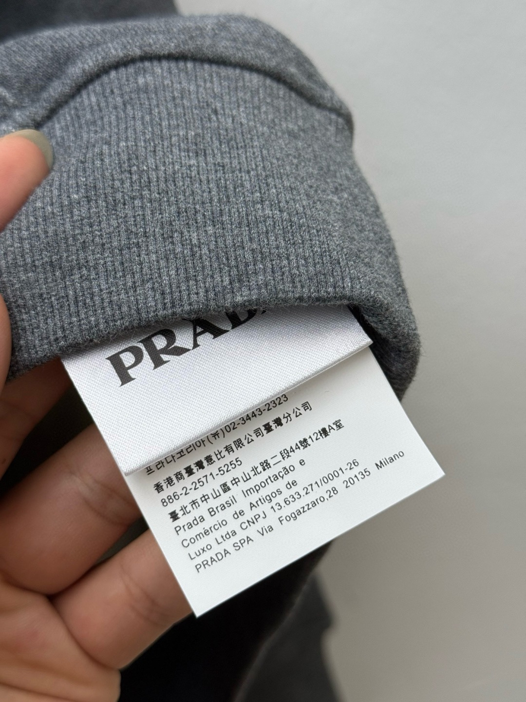 普*达Pr**a 2025早秋！ 经典款微阔型套头连帽卫衣 肩标结合经典红标点缀设计 连帽款式 ，不管版