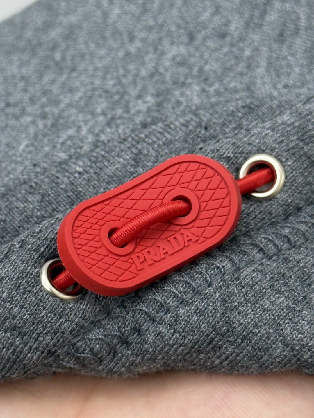 普*达Pr**a 2025早秋！ 经典款微阔型套头连帽卫衣 肩标结合经典红标点缀设计 连帽款式 ，不管版