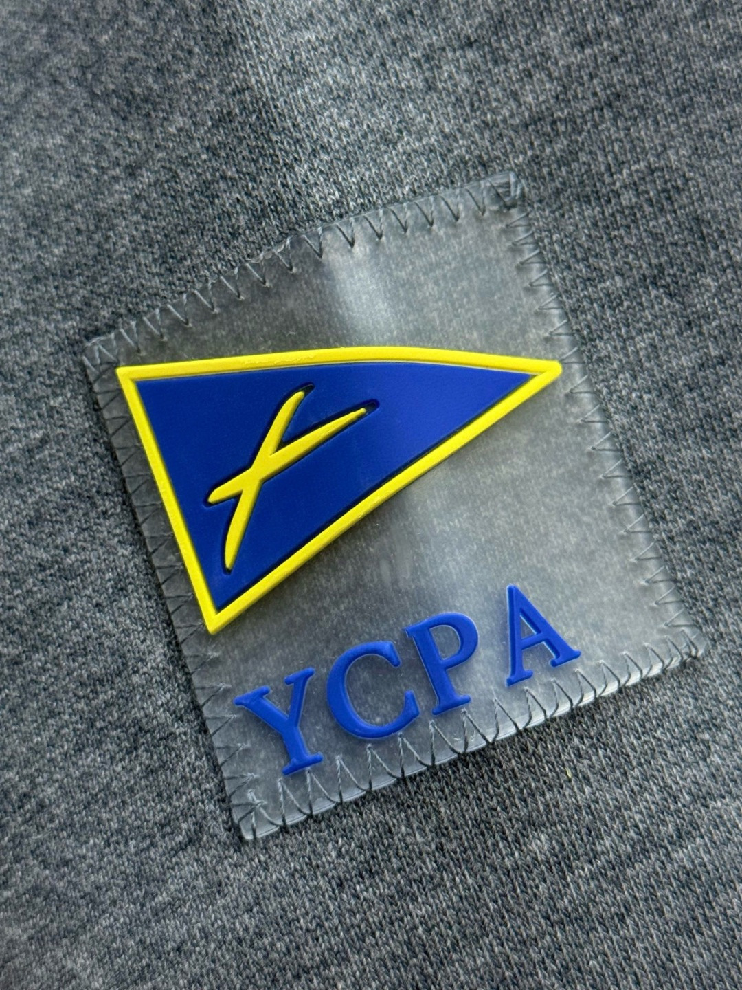 普*达Pr**a 2025早秋！ 经典款微阔型套头连帽卫衣 肩标结合经典红标点缀设计 连帽款式 ，不管版