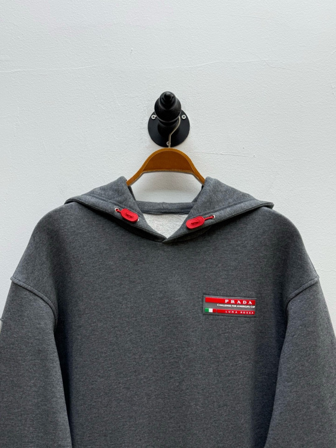 普*达Pr**a 2025早秋！ 经典款微阔型套头连帽卫衣 肩标结合经典红标点缀设计 连帽款式 ，不管版